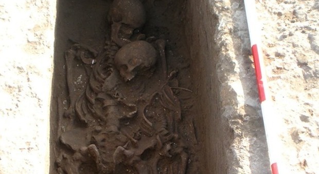 Un abbraccio lungo 2.500 anni: scoperta choc, padre e figlio sepolti insieme