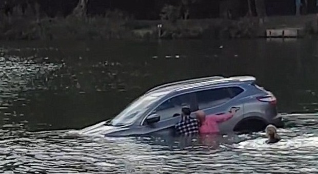 Gb, pensionato finisce con l'auto in un lago: tre persone si tuffano in acqua per salvarlo