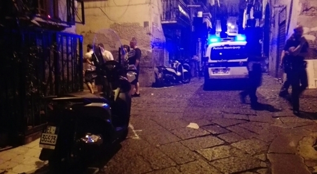 Notte di follia ai Quartieri Spagnoli: 17enne muore in incidente, gli amici sequestrano un'ambulanza