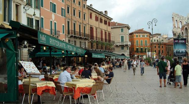 Verona. Con il machete tra i turisti, semina il terrore in piazza Bra