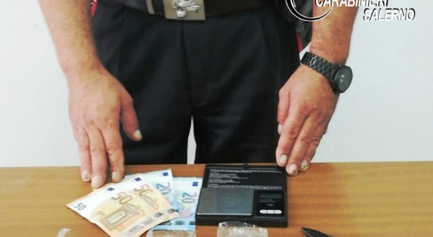 Vende droga a un migrante, arrestato giovane di Caggiano