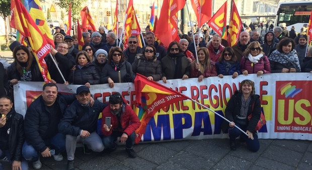 Napoli, continua la protesta dei lavoratori della scuola: «Non ci fermeremo»