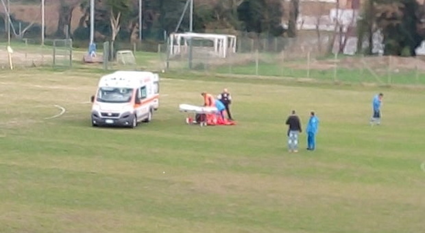 Mondolfo, grave infortunio al calciatore 14enne: ambulanza in campo e partita sospesa