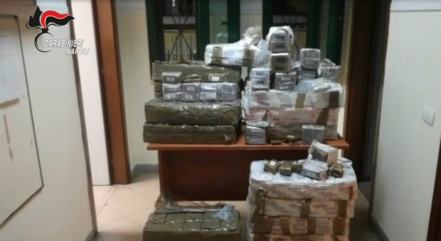 Deposito di hashish nel sottoscala, sequestro da un milione di euro nel Napoletano