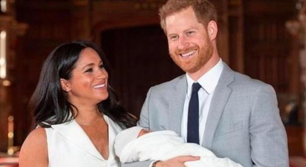 Harry e Meghan, Buckingham Palace ha imposto un cambio nel certificato di nascita di Archie: cosa è accaduto