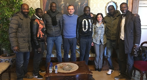 De Magistris incontra i tre immigrati feriti nella sparatoria a Napoli
