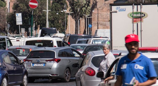 Traffico nel centro storico di Roma, durante i cortei Cgil