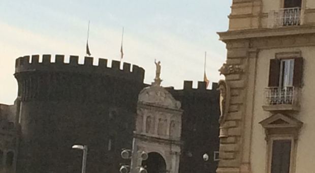Lutto nazionale, Napoli con Genova: bandiere a mezz'asta sul Maschio Angioino