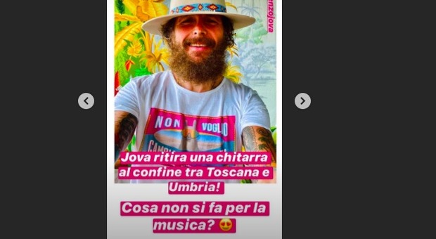 Coronavirus, Jovanotti e lo scambio della chitarra al confine tra Umbria e Toscana