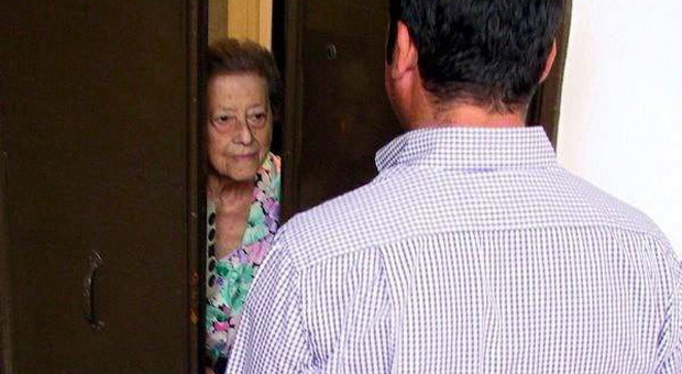 Entra in casa di un'anziana con i complici per rapinarla: 26enne denunciata