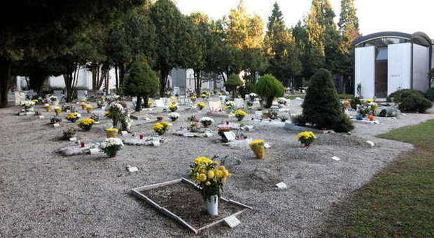 I fiori sulle tombe dei bambini (PhotoJournalists)