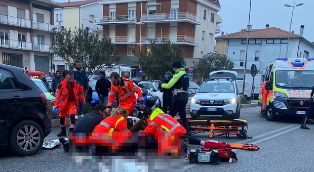 Marina di Montemarciano, scooterista tampona un'auto e sfonda il parabrezza con il casco: trasportato in ospedale