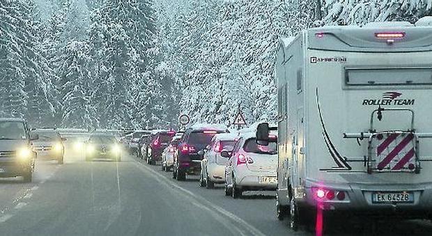Neve, posti di blocco: turisti senza catene fermati e rispediti a casa