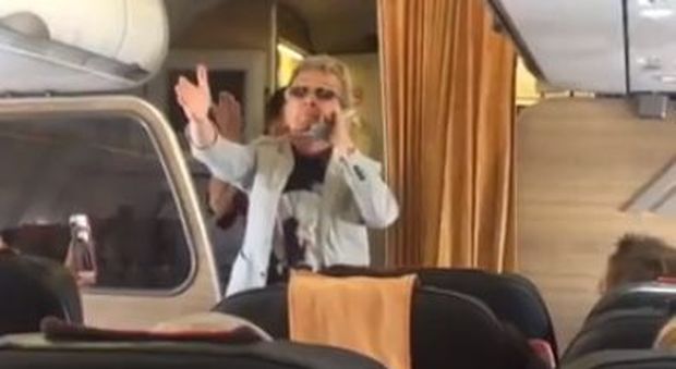 Lite tra passeggeri sul volo Alitalia, Pupo smorza i toni cantando "Su di noi"