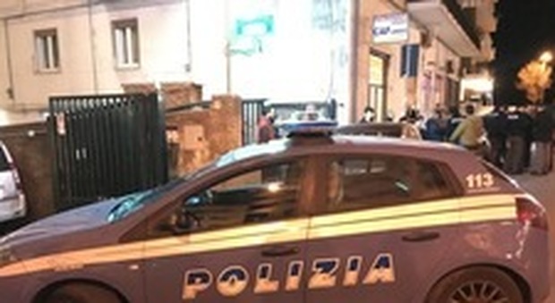Napoli, in auto con la fidanzata reagisce a rapina: accoltellato alla gamba