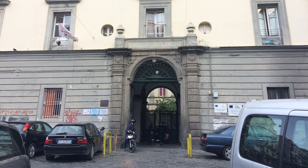 Scuola a Napoli, rientro al gelo e senza gli ascensori: la rabbia delle mamme