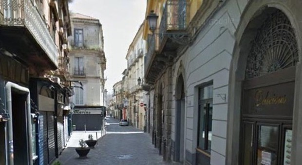Napoli, resiste allo scippo e finisce sotto l'auto dei balordi: 23enne in fin di vita