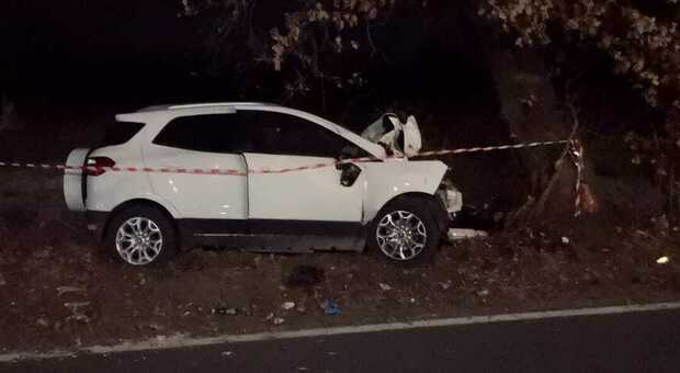 Incidente stradale a Fabrica di Roma, auto contro un albero: grave un trentenne