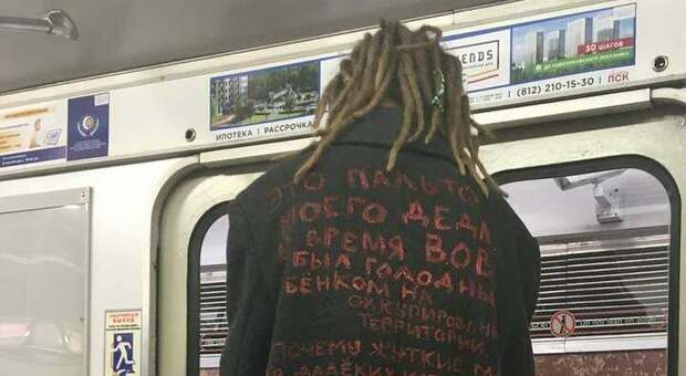Ragazzo arrestato a San Pietroburgo: aveva scritto «no alla guerra» sul vecchio cappotto del nonno