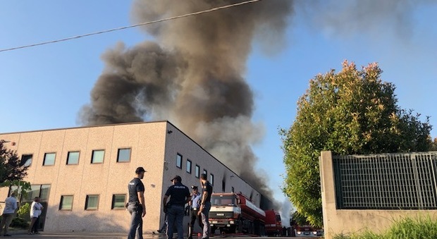 Incendio nel deposito di rifiuti a Frosinone, l'Arpa: «Valori di diossina entro i limiti»