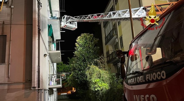 Incendio in un condominio in via Miranese a Mestre