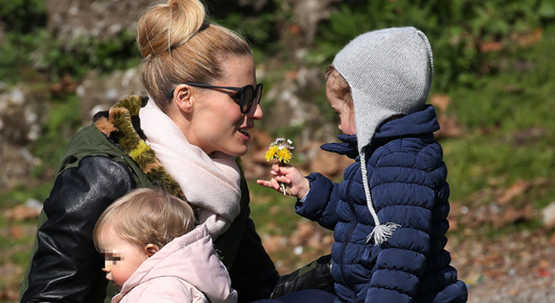Michelle Hunziker tenera mamma al parco con Sole e Celeste