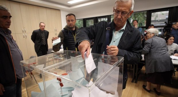 Serbia, caos elezioni: voto da ripetere in quindici seggi
