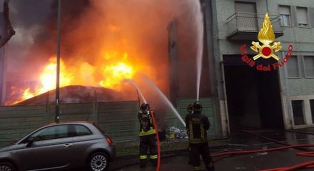 Cologno Monzese, esplosione e vasto incendio in una cartiera: evacuate le palazzine limitrofe