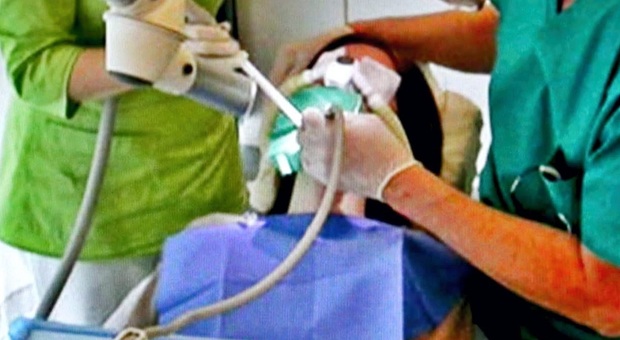 Denti incisivi strappati dall'infermiera: si è sostituita al dentista