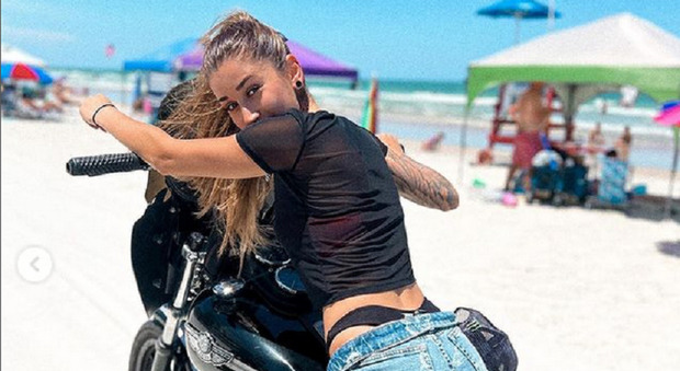 Sara Aydin, la sexy motociclista-influencer che ha scatenato le polemiche in Sardegna: ecco chi è