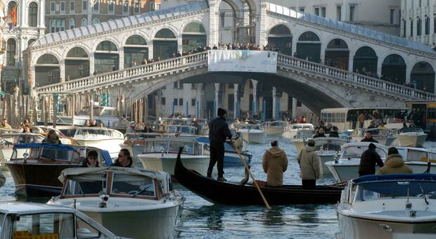 La guerra dei taxi a Venezia, il Quirinale dà via libera ai motoscafi Ncc con licenze di altri Comuni