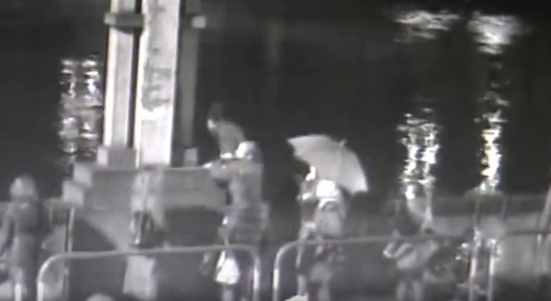 Il salvataggio della ragazza (frame dal video della Polizia)