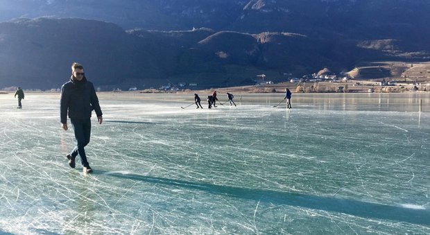 Freddo polare, ghiaccia il lago di Caldaro: si torna a pattinare