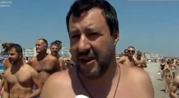 Figlio Salvini su moto d'acqua della polizia, Questura verifica eventuale «uso improprio». Il vicepremier: «Errore mio, nessuna responsabilità dei poliziotti»