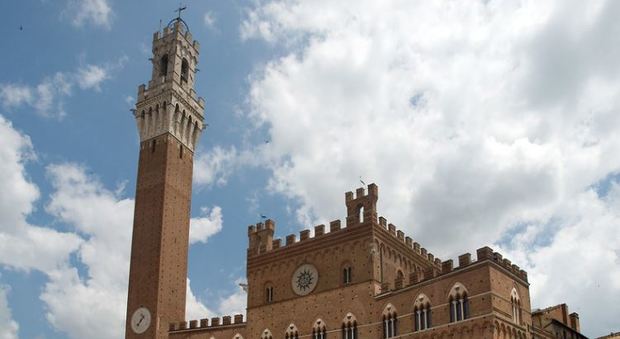 Siena, ragazza morta precipitando dalla Torre del Mangia: ipotesi suicidio