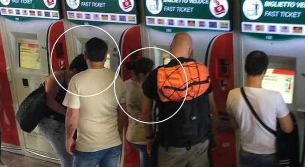 Pizzo sul biglietto della metro, con le divise Atac ingannano i turisti