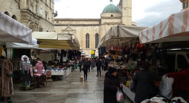Il sindaco lancia l'idea: «Mercato ambulante anche nel pomeriggio durante le festività»