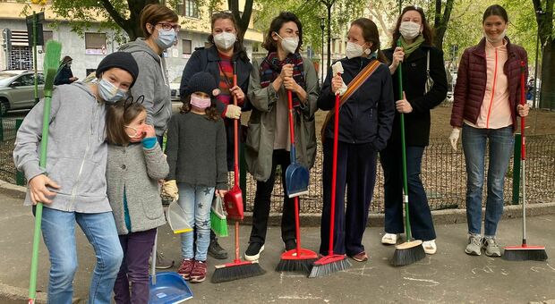 Stoppani Cleaning Day, genitori e alunni a Milano ripuliscono la piazzetta davanti scuola