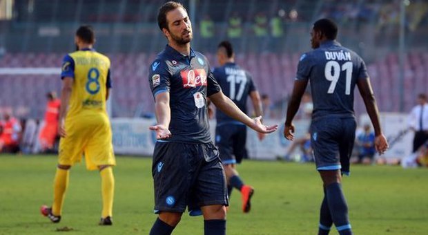 Il Napoli non c'è: crollo in casa contro il Chievo, 0-1. Tifosi delusi: pioggia di fischi