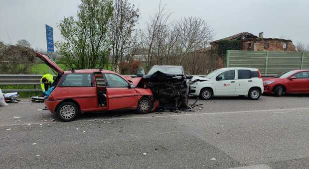 Schianto frontale nel Padovano: muore un 57enne, due feriti. Le ipotesi: «Un sorpasso azzardato»