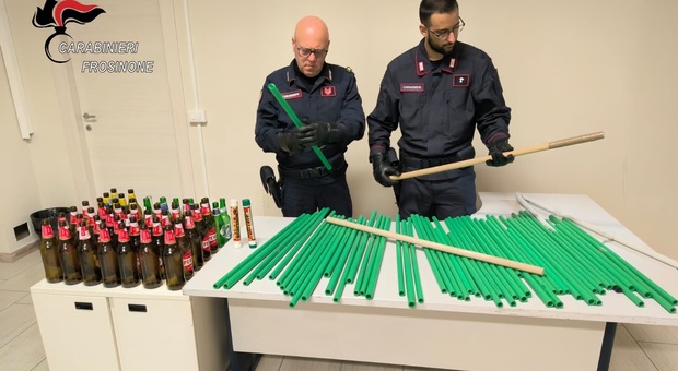 I carabinieri con gli oggetti sequestrati