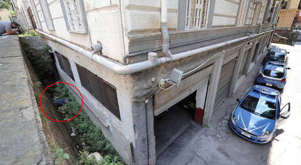 Orrore a Napoli: c'è il cadavere di un uomo da due giorni nel cortile di casa