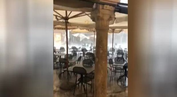 Tempesta ad Ascoli, case scoperchiate e strade allagate. L'appello del sindaco: «Restate a casa» VIDEO