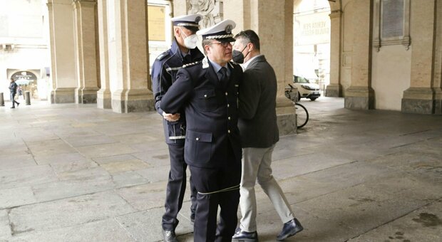 Parma, un lazo in dotazione alla polizia municipale: il bolawrap si lancia e immobilizza