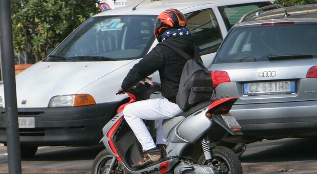 In scooter con tremila euro in banconote false, condannato 19enne