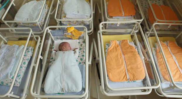 Congedo parentale, un mese in più. Assegno unico più alto e Iva scontata sui pannolini: 1,5 miliardi per rilanciare la natalità