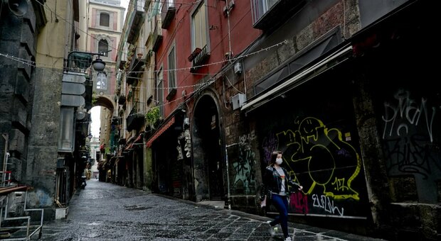 Covid a Napoli, serrande giù e luci accese a San Gregorio Armeno: «Può salvarci la vendita online, ma non basta»