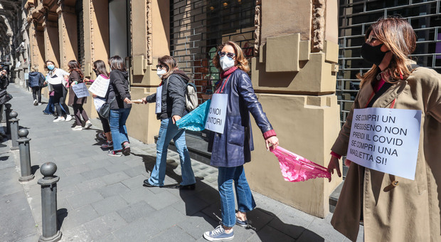 Napoli zona rossa, il flash mob della mutanda: catena umana di commercianti per la riapertura