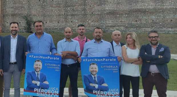 Il sindaco Luca Pierobon con la sua squadra politica