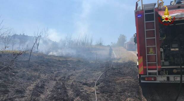 Marche roventi: le fiamme in un fienile innescano un incendio nel bosco